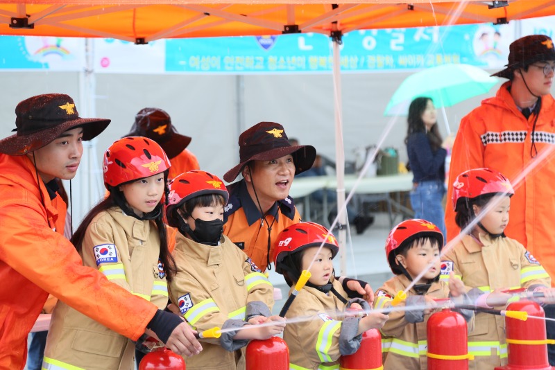 4. 소방관 아저씨들과 함께 불 꺼요!.JPG