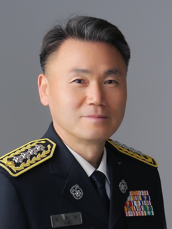 4. 제15대 김종찬 서장님 증명사진.jpg